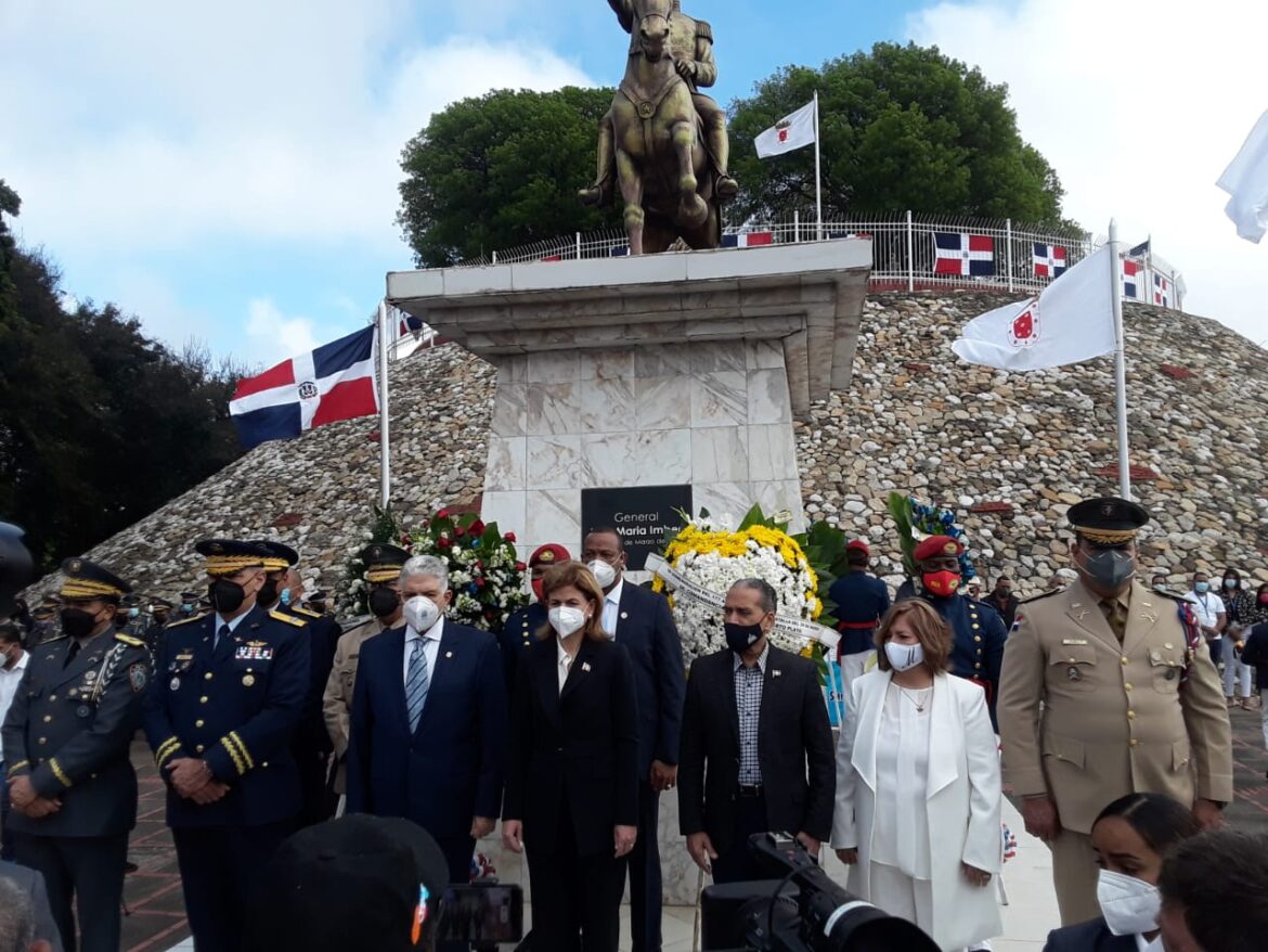 Autoridades civiles y militares depositaron ofrendas florales en la estatua del general José María Imbert.