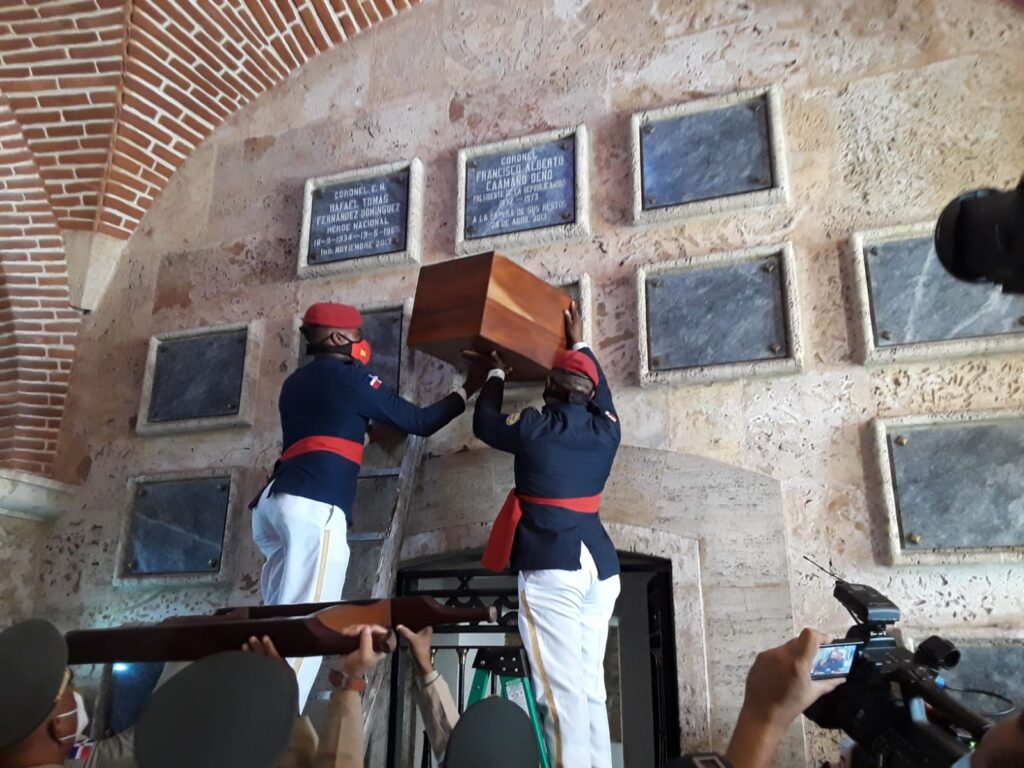 Los guardias colocan los restos del héroe en su última morada.