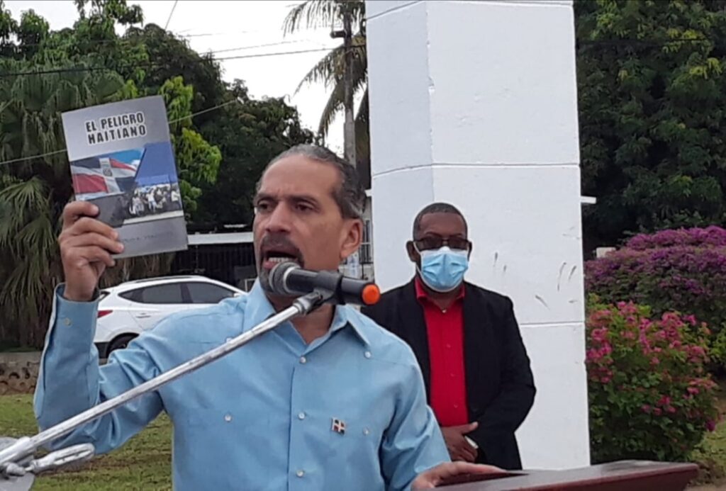 Juan Pablo Uribe presenta el libro “El peligro haitiano”, del abogado y articulista Hugo Ysalguez.