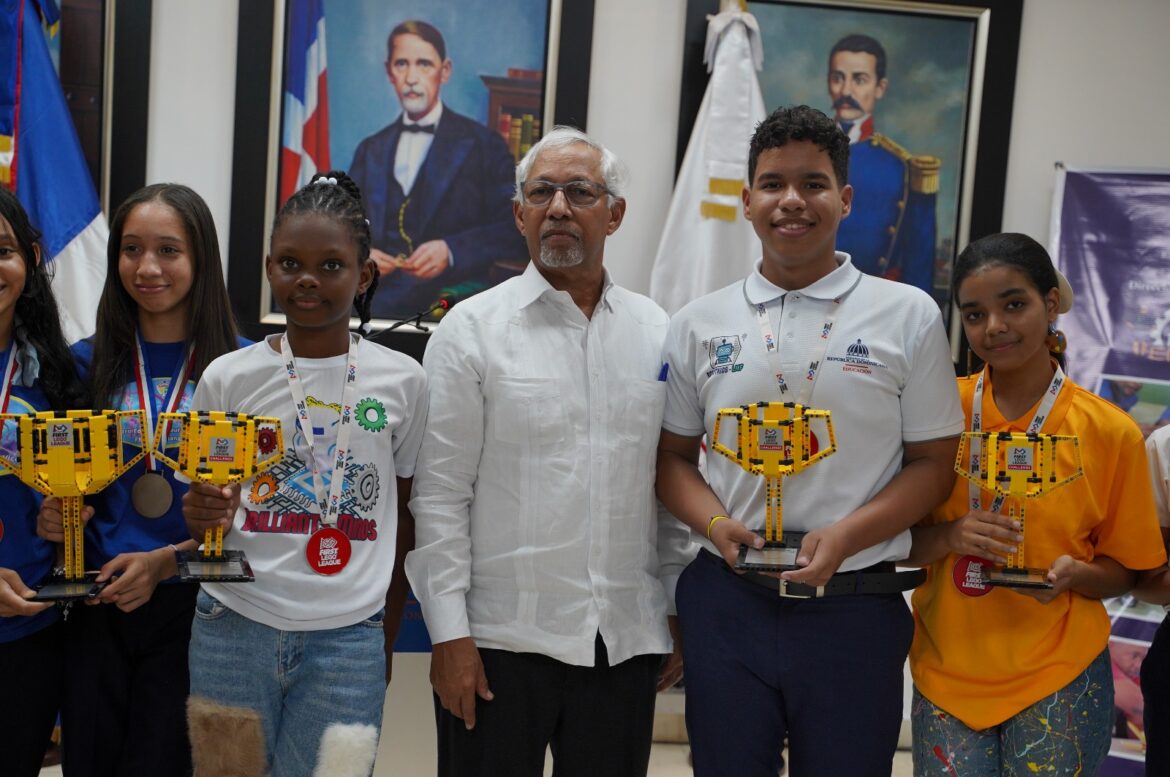 Minerd reconoce a estudiantes ganadores de competencia de robótica First Lego League 2024